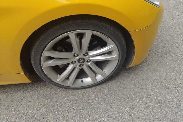 Used Hyundai Genesis Coupe 2009 2.0T Automatic Luxury Edition Right Front Wheel Hub