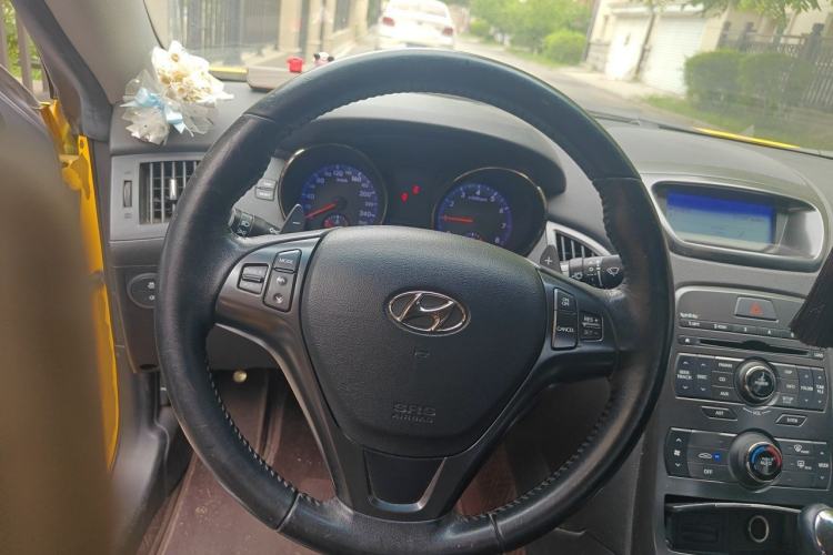 Used Hyundai Genesis Coupe 2009 2.0T Automatic Luxury Edition Steering Wheel