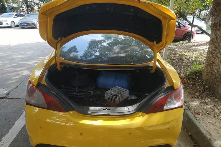 Used Hyundai Genesis Coupe 2009 2.0T Automatic Deluxe Edition Trunk