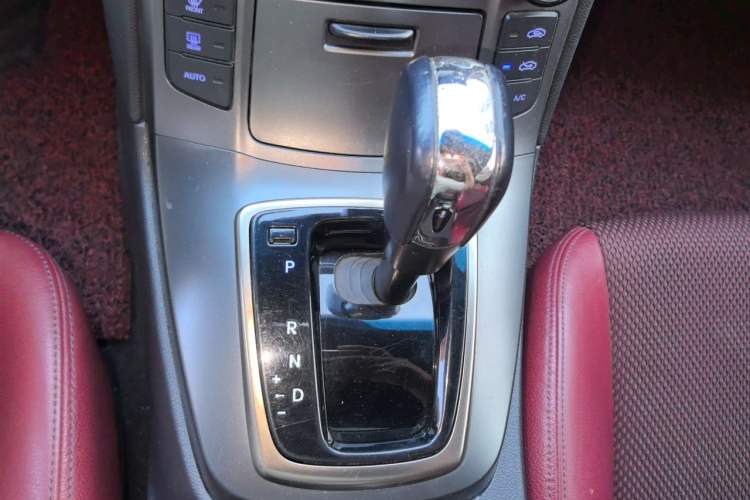 Used Hyundai Genesis Coupe 2012 2.0T Automatic Luxury Edition Gear Lever