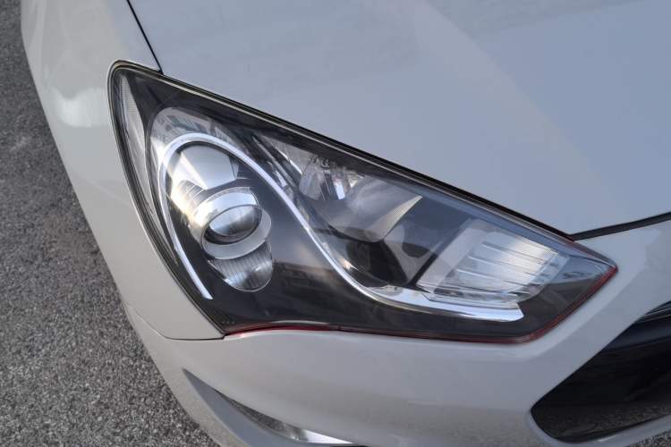 Used Hyundai Genesis Coupe 2012 2.0T Automatic Luxury Edition Right Front Headlight