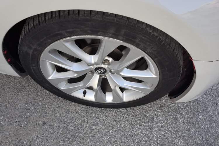 Used Hyundai Genesis Coupe 2012 2.0T Automatic Luxury Edition Right Front Wheel Hub