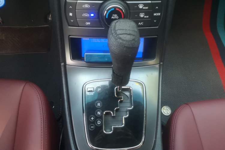 Used Hyundai Genesis Coupe 2012 2.0T Automatic Luxury Edition Gear Lever