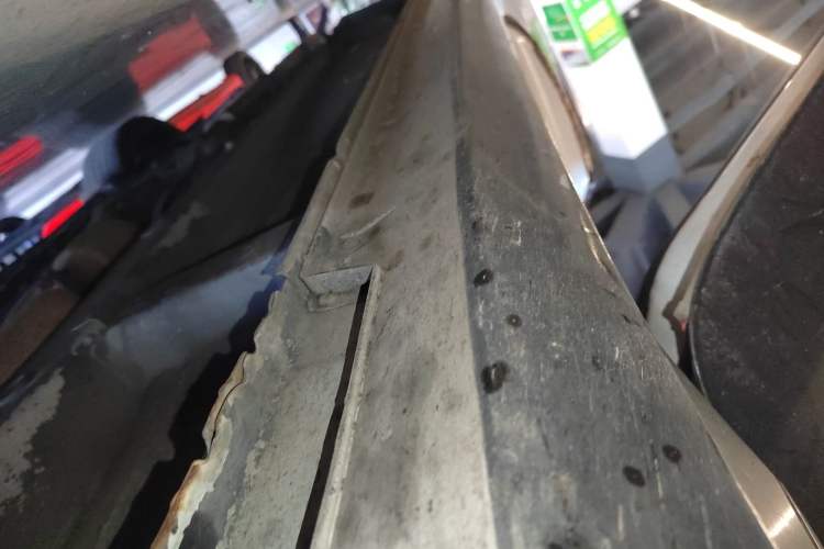 Used Hyundai Genesis Coupe 2012 2.0T Automatic Luxury Edition Right Side Sill