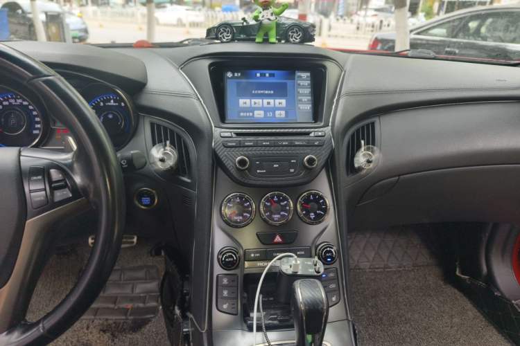 Used Hyundai Genesis Coupe 2012 2.0T Automatic Luxury Edition Audio And AC Panel