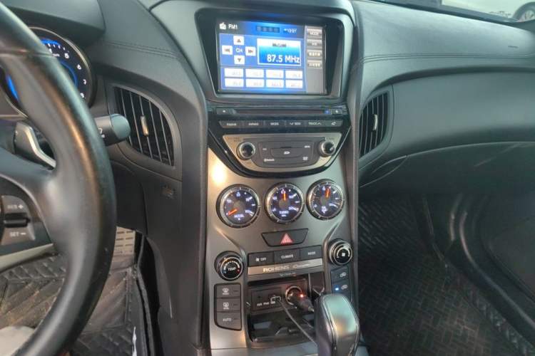 Used Hyundai Genesis Coupe 2012 2.0T Automatic Luxury Edition Audio And AC Panel