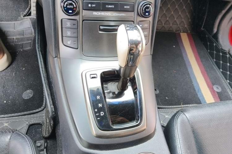 Used Hyundai Genesis Coupe 2012 2.0T Automatic Luxury Edition Gear Lever
