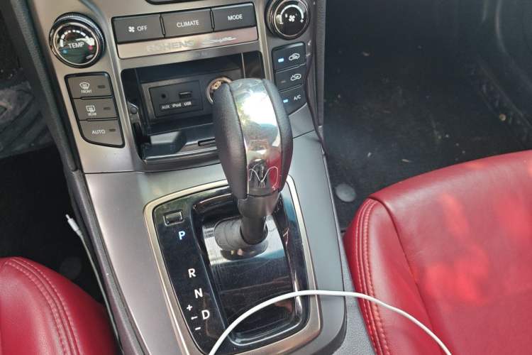 Used Hyundai Genesis Coupe 2012 2.0T Automatic Luxury Edition Gear Lever