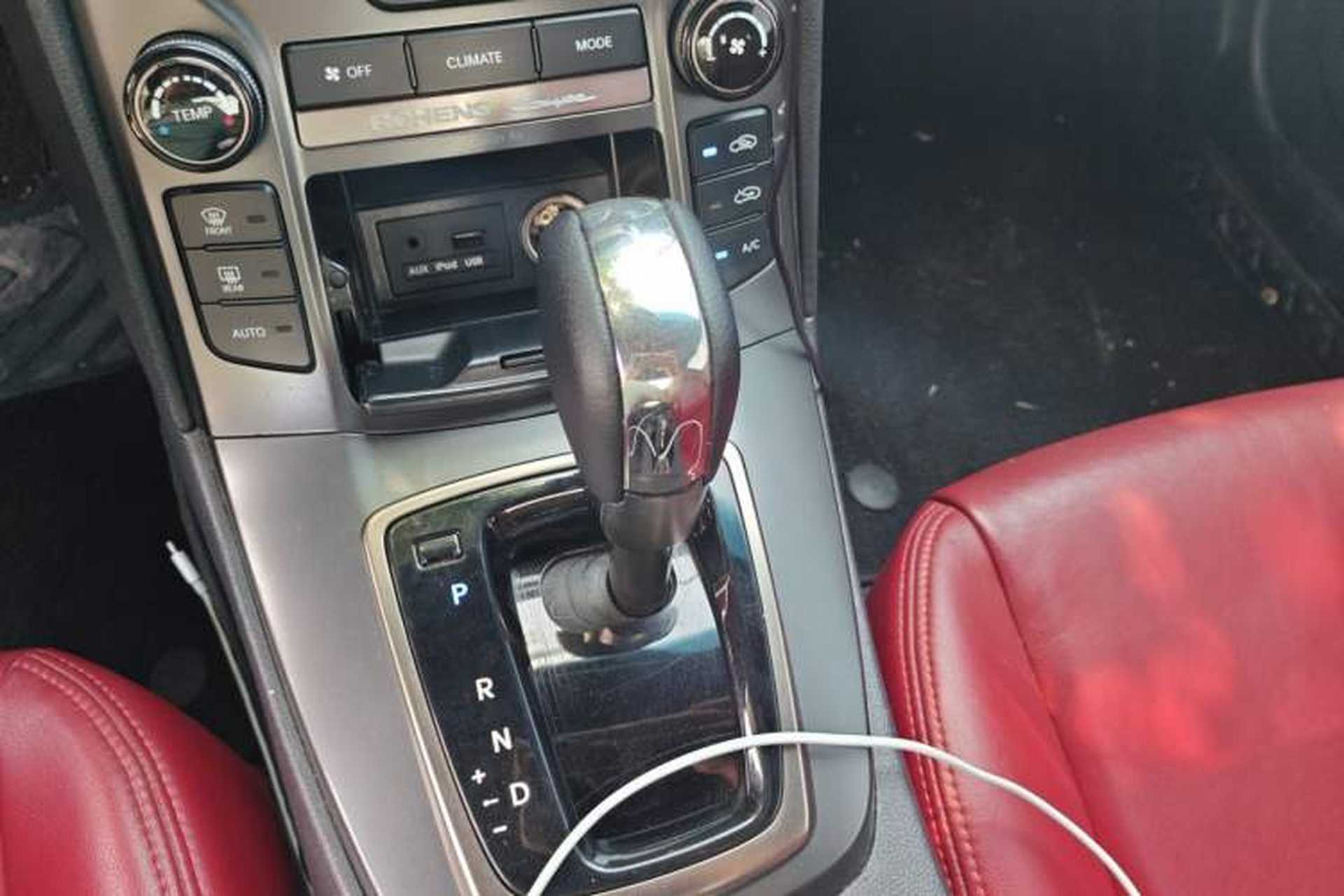 Used Hyundai Genesis Coupe 2012 2.0T Automatic Luxury Edition Gear Lever