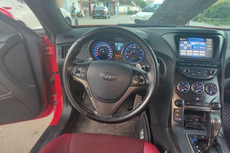 Used Hyundai Genesis Coupe 2012 2.0T Automatic Luxury Edition Steering Wheel