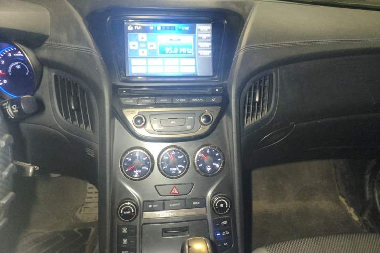 Used Hyundai Genesis Coupe 2012 2.0T Automatic Luxury Edition Audio And AC Panel