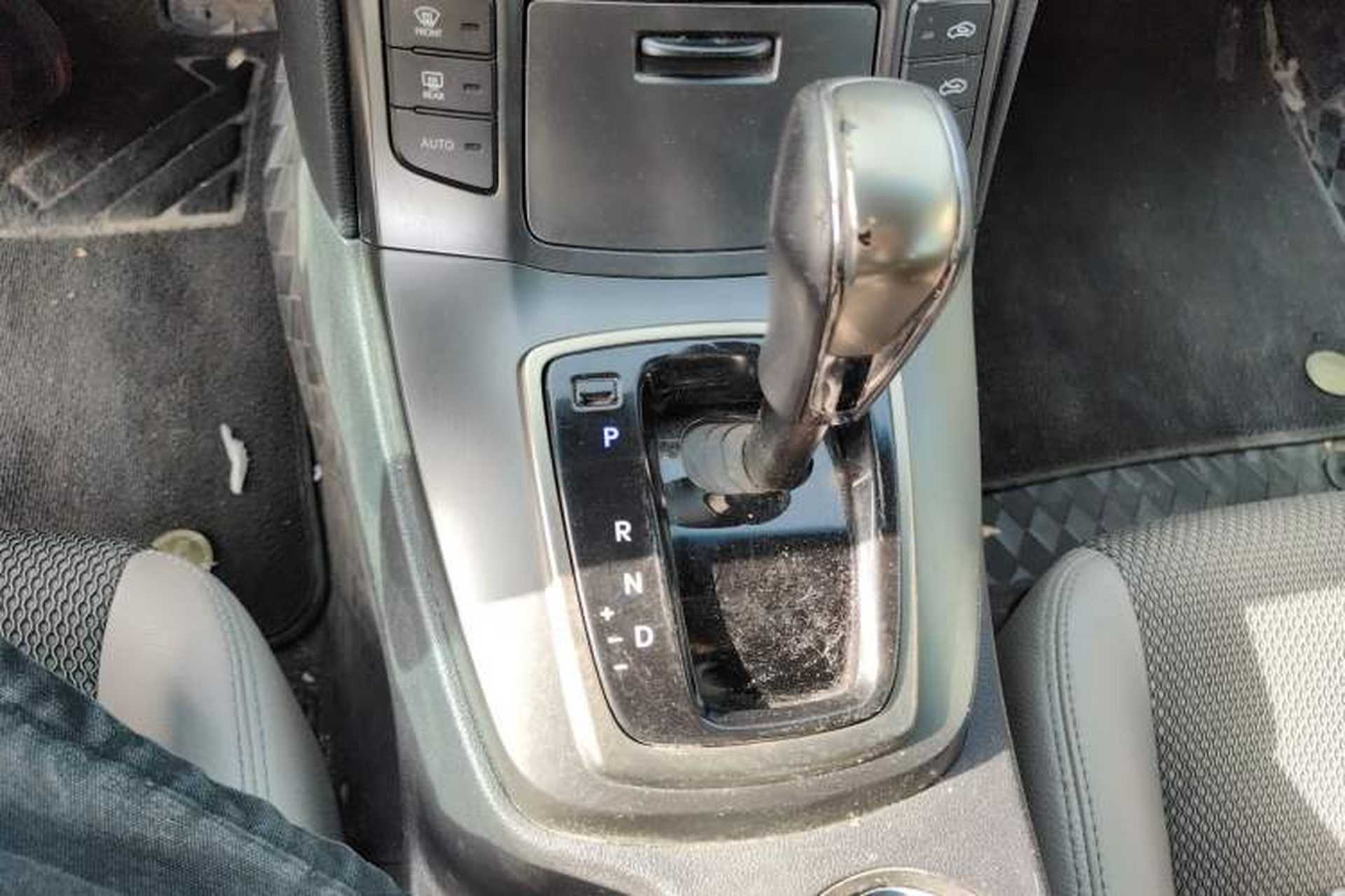 Used Hyundai Genesis Coupe 2012 2.0T Automatic Luxury Edition Gear Lever