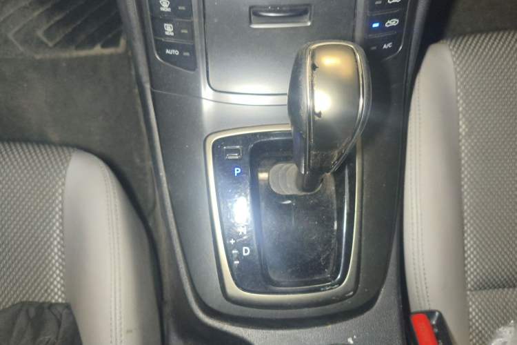 Used Hyundai Genesis Coupe 2012 2.0T Automatic Luxury Edition Gear Lever