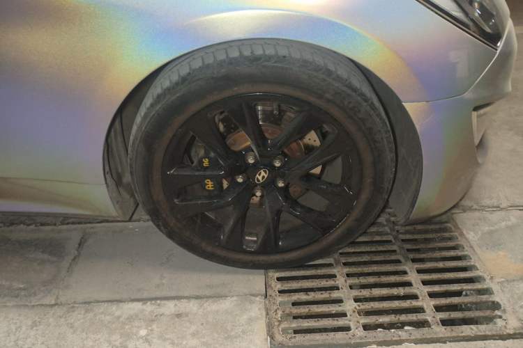 Used Hyundai Genesis Coupe 2012 2.0T Automatic Luxury Edition Right Front Wheel Hub