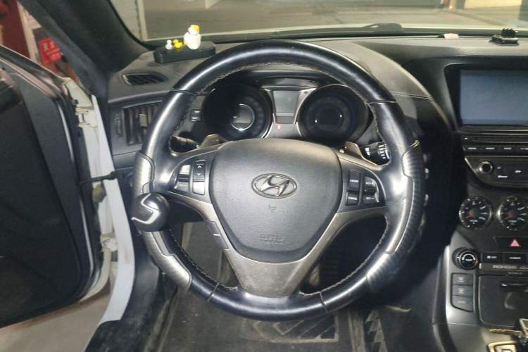 Used Hyundai Genesis Coupe 2012 2.0T Automatic Luxury Edition Steering Wheel