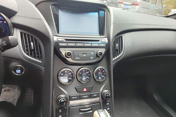 Used Hyundai Genesis Coupe 2012 2.0T Automatic Luxury Edition Audio And AC Panel