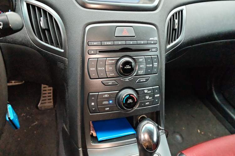 Used Hyundai Genesis Coupe 2012 2.0T Automatic Luxury Edition Audio And AC Panel
