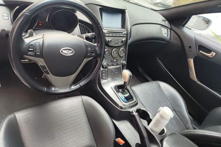Used Hyundai Genesis Coupe 2012 2.0T Automatic Luxury Edition Center Console