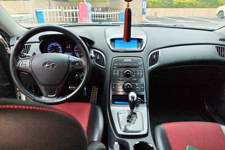 Used Hyundai Genesis Coupe 2012 2.0T Automatic Luxury Edition Center Console