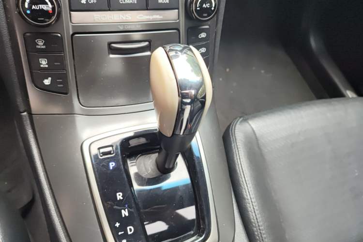 Used Hyundai Genesis Coupe 2012 2.0T Automatic Luxury Edition Gear Lever