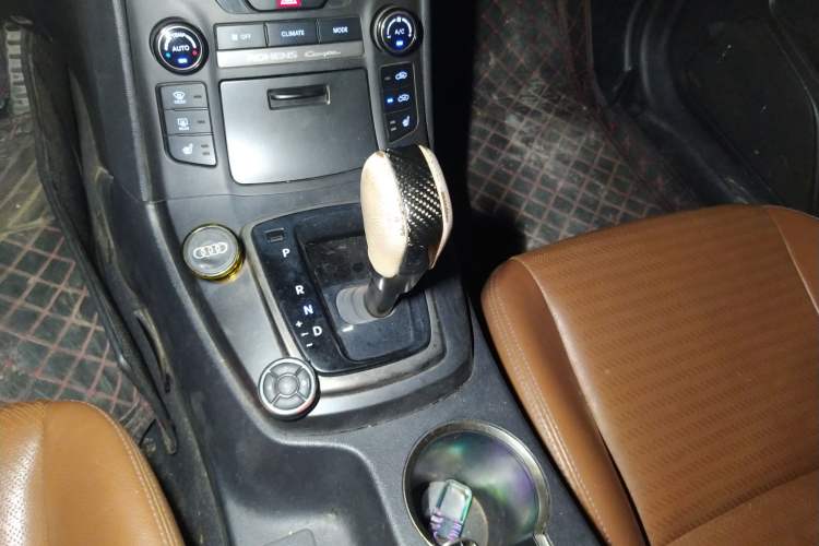 Used Hyundai Genesis Coupe 2012 2.0T Automatic Luxury Edition Gear Lever