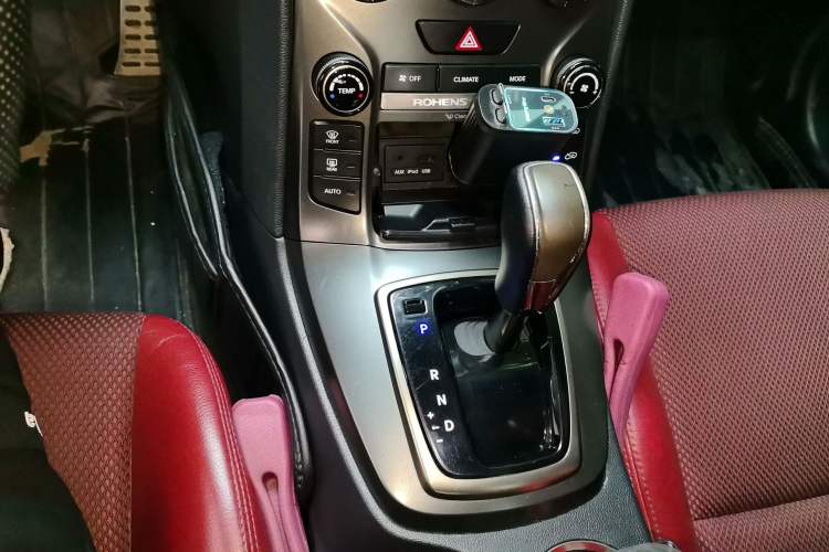 Used Hyundai Genesis Coupe 2012 2.0T Automatic Luxury Edition Gear Lever
