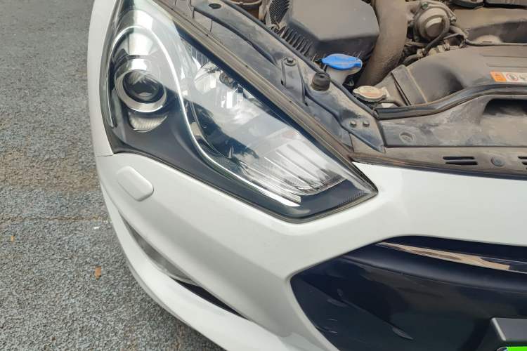 Used Hyundai Genesis Coupe 2012 2.0T Automatic Luxury Edition Right Front Headlight