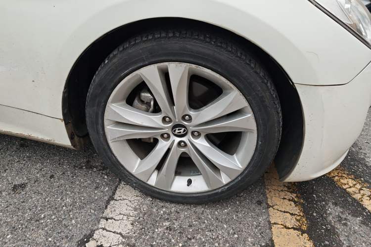 Used Hyundai Genesis Coupe 2012 2.0T Automatic Luxury Edition Right Front Wheel Hub