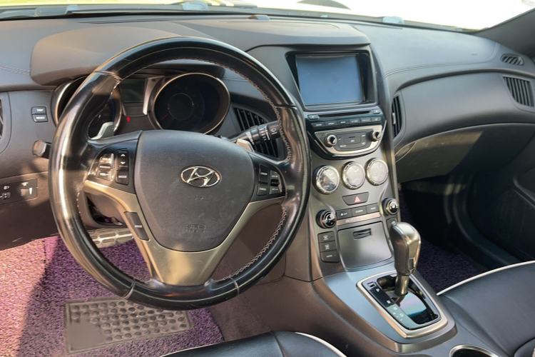 Used Hyundai Genesis Coupe 2012 2.0T Automatic Luxury Edition Center Console