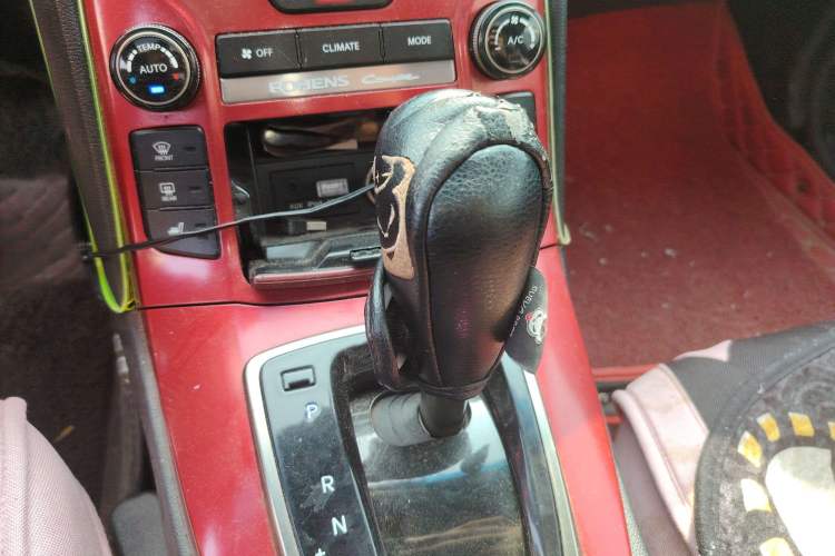 Used Hyundai Genesis Coupe 2012 2.0T Automatic Luxury Edition Gear Lever