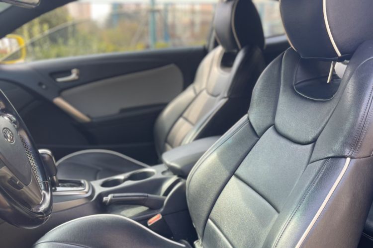 Used Hyundai Genesis Coupe 2012 2.0T Automatic Luxury Edition Interior 2