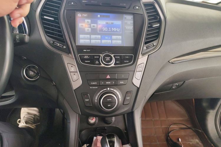 Used Hyundai Grand SantaFe 2013 2.2T 7-Seater Four-Wheel-Drive Comfort Edition Audio And AC Panel