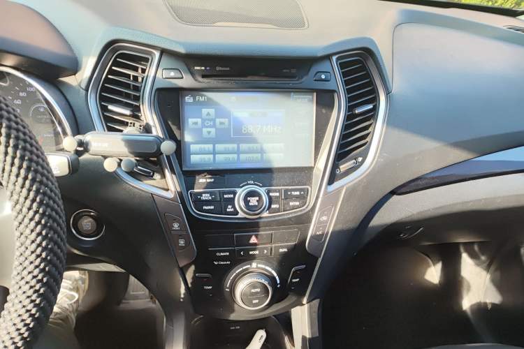 Used Hyundai Grand SantaFe 2013 3.0L 7-Seater Four-Wheel-Drive Comfort Edition Audio And AC Panel