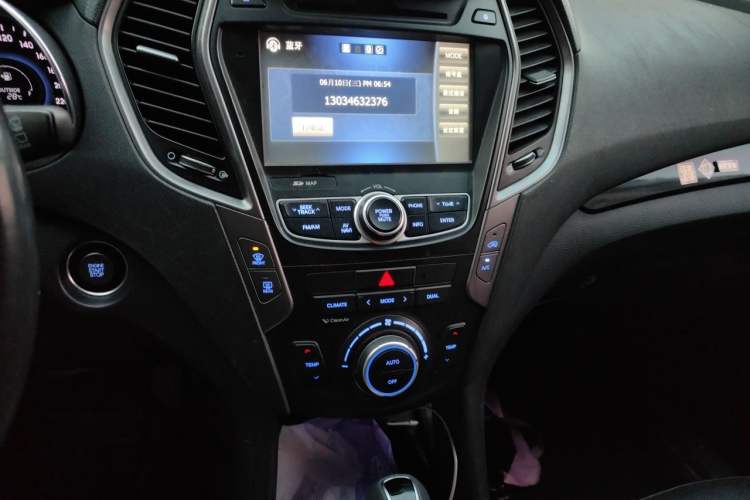 Used Hyundai Grand SantaFe 2013 2.2T 7-Seater Four-Wheel-Drive Comfort Edition Audio And AC Panel