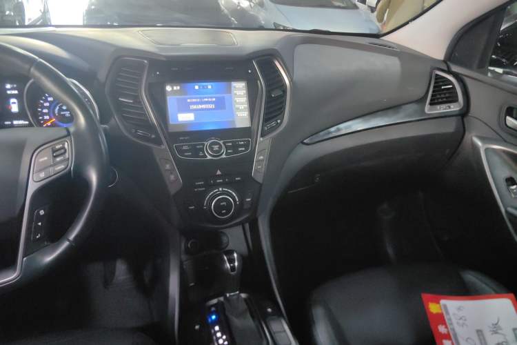 Used Hyundai Grand SantaFe 2013 3.0L 7-seat Four-Wheel-Drive Luxury Edition Audio And AC Panel