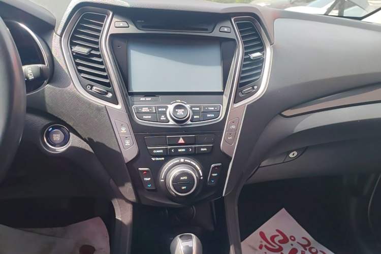 Used Hyundai Grand SantaFe 2013 3.0L 7-seat Four-Wheel-Drive Luxury Edition Audio And AC Panel