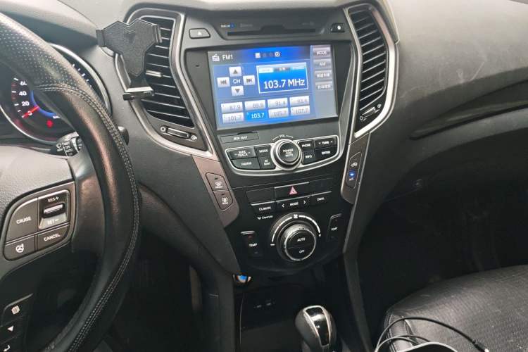 Used Hyundai Grand SantaFe 2013 3.0L 7-Seater Four-Wheel-Drive Comfort Edition Audio And AC Panel