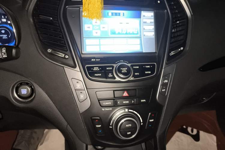 Used Hyundai Grand SantaFe 2013 3.0L 7-seat Four-Wheel-Drive Luxury Edition Audio And AC Panel