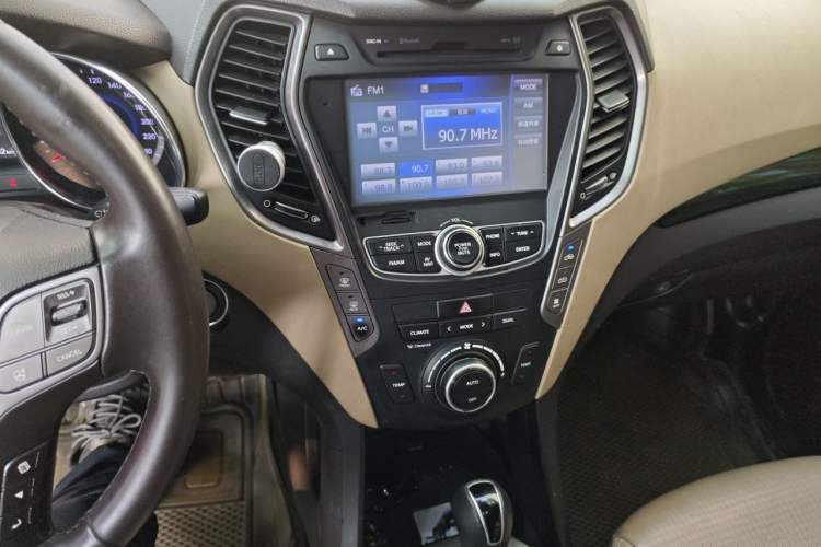 Used Hyundai Grand SantaFe 2013 3.0L 7-Seater 4x4 Flagship Edition Audio And AC Panel