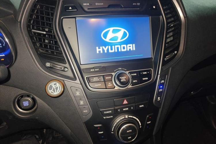 Used Hyundai Grand SantaFe 2013 3.0L 7-Seater 4x4 Flagship Edition Audio And AC Panel