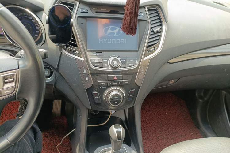 Used Hyundai Grand SantaFe 2013 3.0L 6-seat 4x4 Comfort Edition Audio And AC Panel