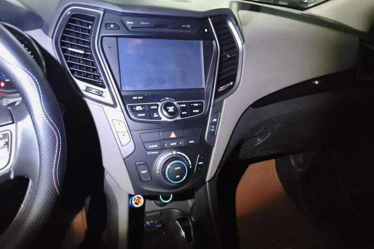 Used Hyundai Grand SantaFe 2013 2.2T 6-Seater Four-Wheel Drive Comfort Edition Audio And AC Panel