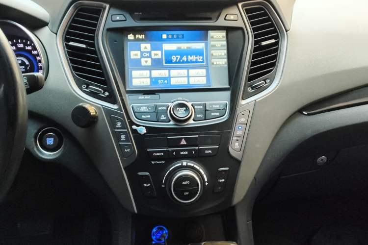 Used Hyundai Grand SantaFe 2013 3.0L 7-Seater 4x4 Flagship Edition Audio And AC Panel