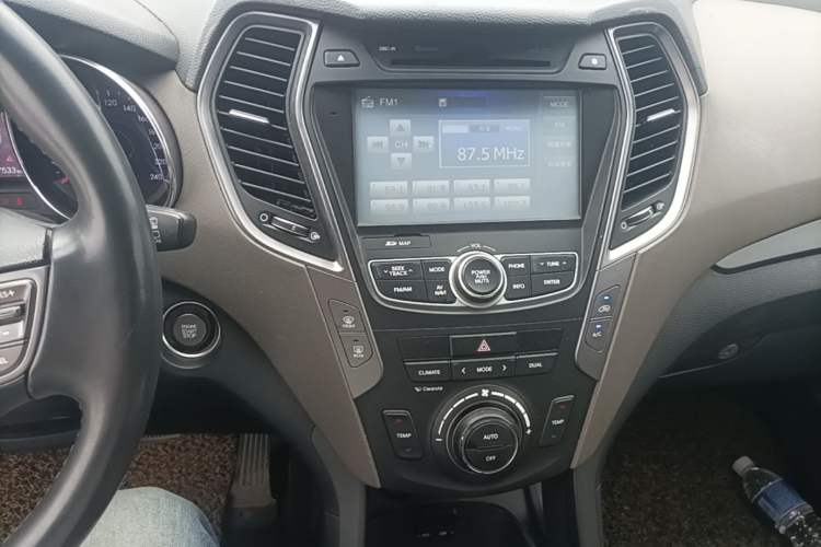 Used Hyundai Grand SantaFe 2013 3.0L 7-Seater Four-Wheel-Drive Comfort Edition Audio And AC Panel