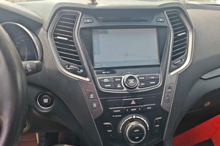 Used Hyundai Grand SantaFe 2013 2.2T 7-Seater Four-Wheel-Drive Comfort Edition Audio And AC Panel
