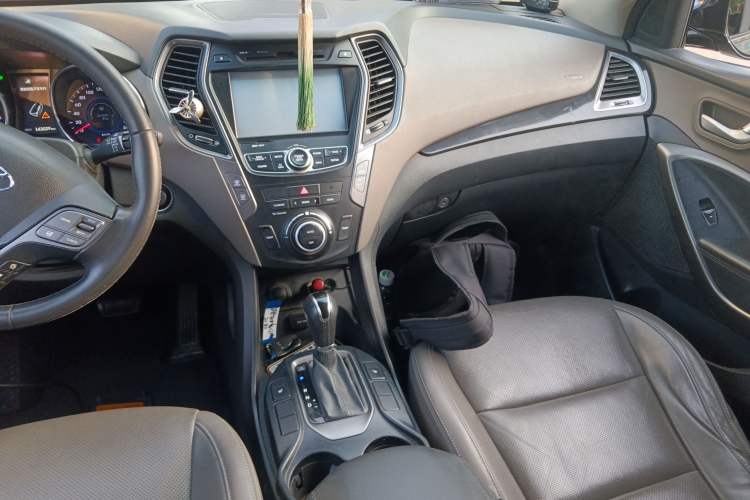 Used Hyundai Grand SantaFe 2013 2.2T 7-Seater Four-Wheel-Drive Comfort Edition Audio And AC Panel