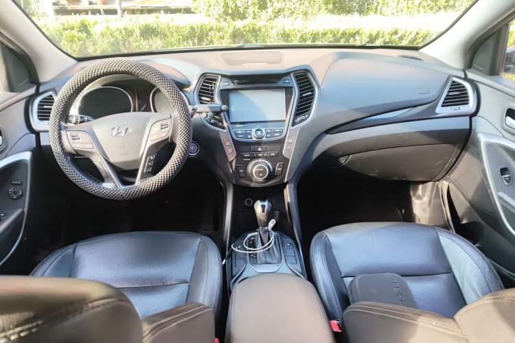 Used Hyundai Grand SantaFe 2013 3.0L 7-Seater Four-Wheel-Drive Comfort Edition Center Console