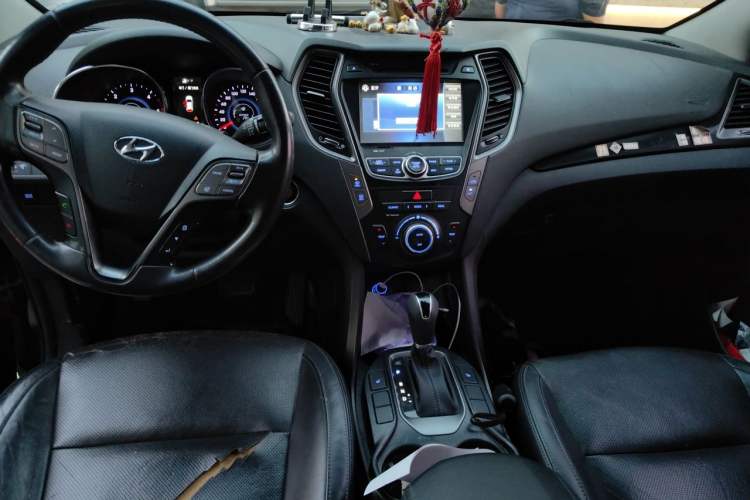 Used Hyundai Grand SantaFe 2013 2.2T 7-Seater Four-Wheel-Drive Comfort Edition Center Console