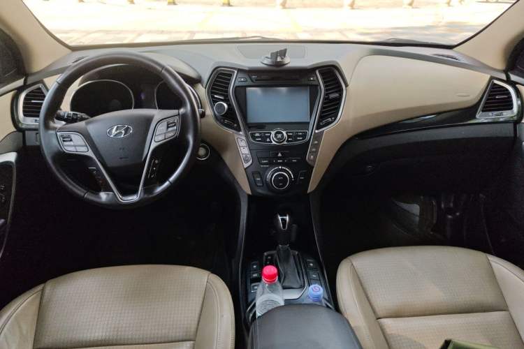 Used Hyundai Grand SantaFe 2013 3.0L 7-Seater 4x4 Flagship Edition Center Console