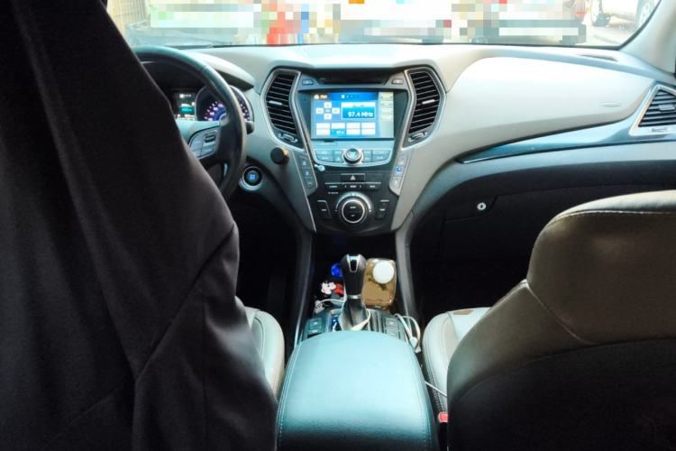 Used Hyundai Grand SantaFe 2013 3.0L 7-Seater 4x4 Flagship Edition Center Console